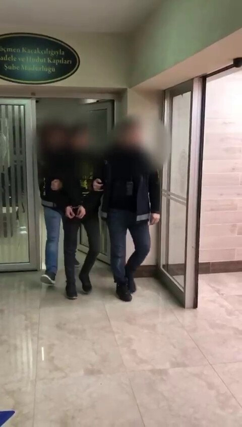 İnsan Kaçakçiliği Operasyonu 9 Göçmen Bi̇r Araçtan Çikti (2)