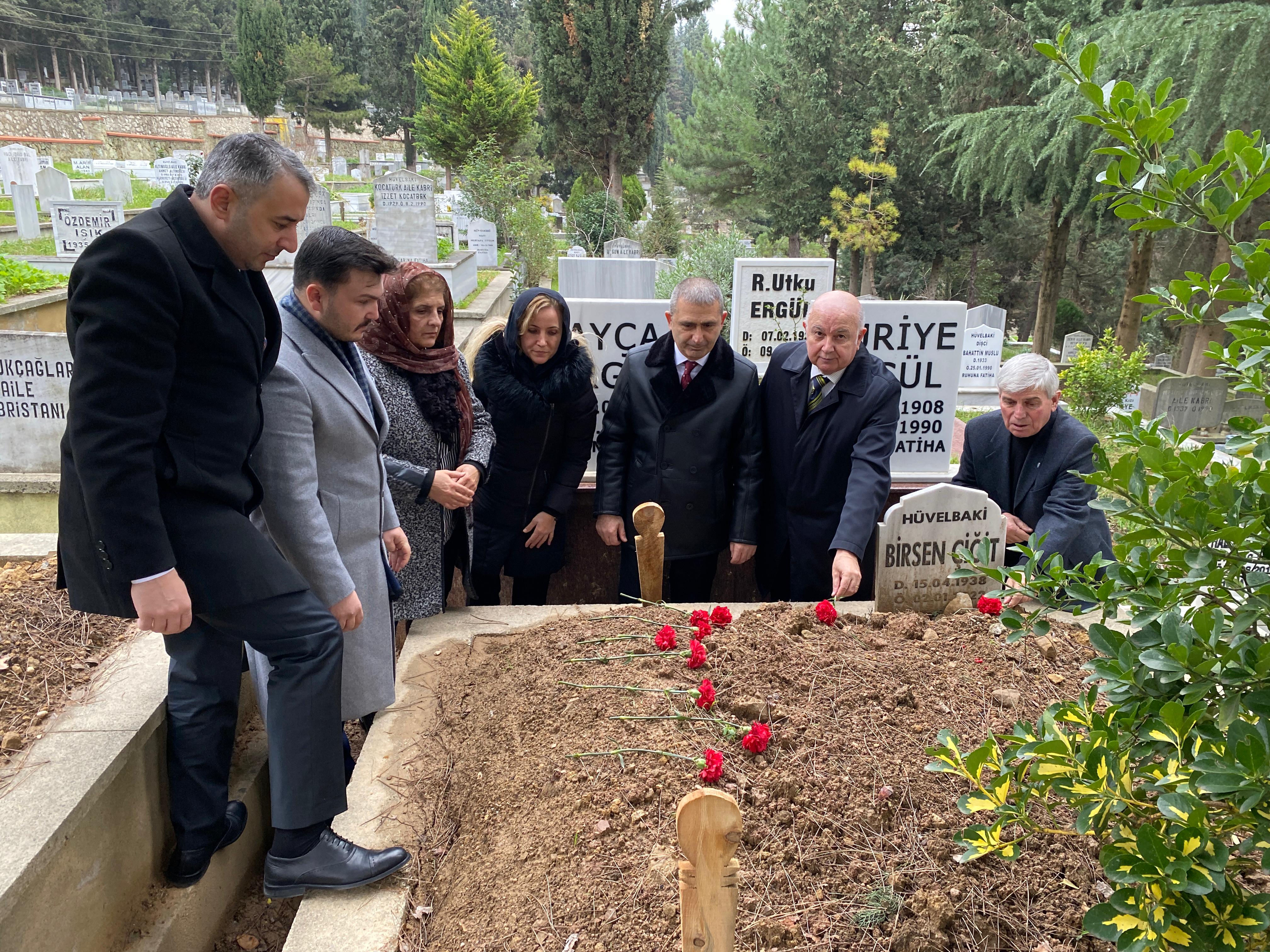 İyi̇ Parti Kocaeli, Basın Onur Günü’nde İsmet Çiğit’i Kabri Başında Andı 1