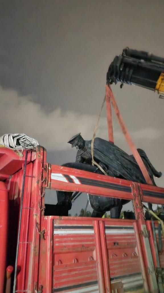 İyi̇ Partili Şirin Gebze'de Atatürk Heykeline Dokunulamaz (1)