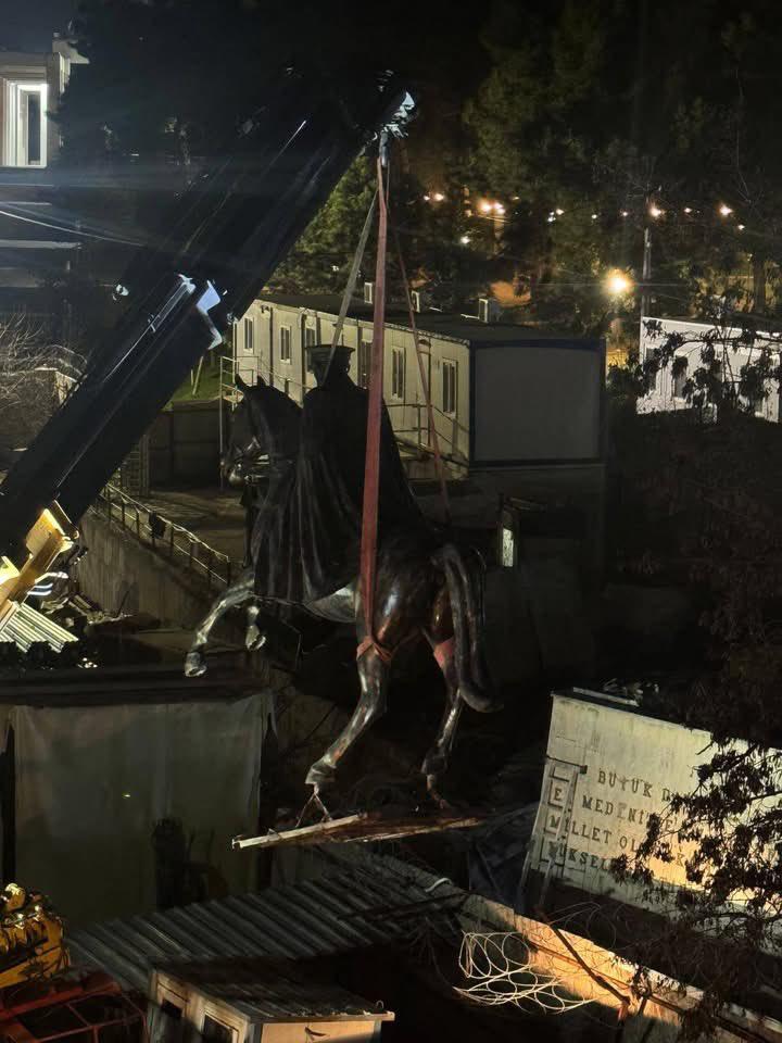 İyi̇ Partili Şirin Gebze'de Atatürk Heykeline Dokunulamaz (3)