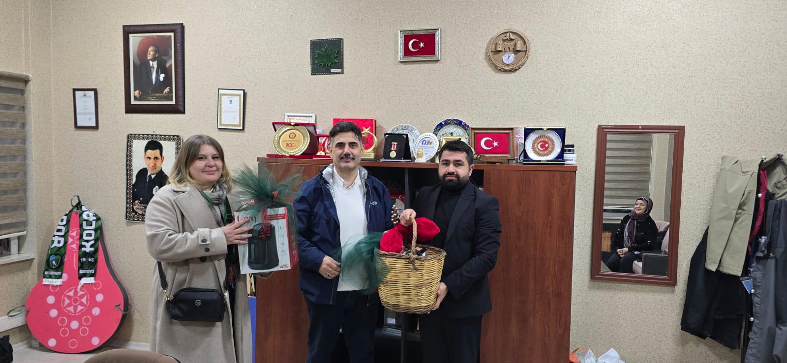 Izmit Belediyesi Yeni Yilda Da Saglikçilar Ve Kolluk Kuvvetlerini Unutmadi (1)