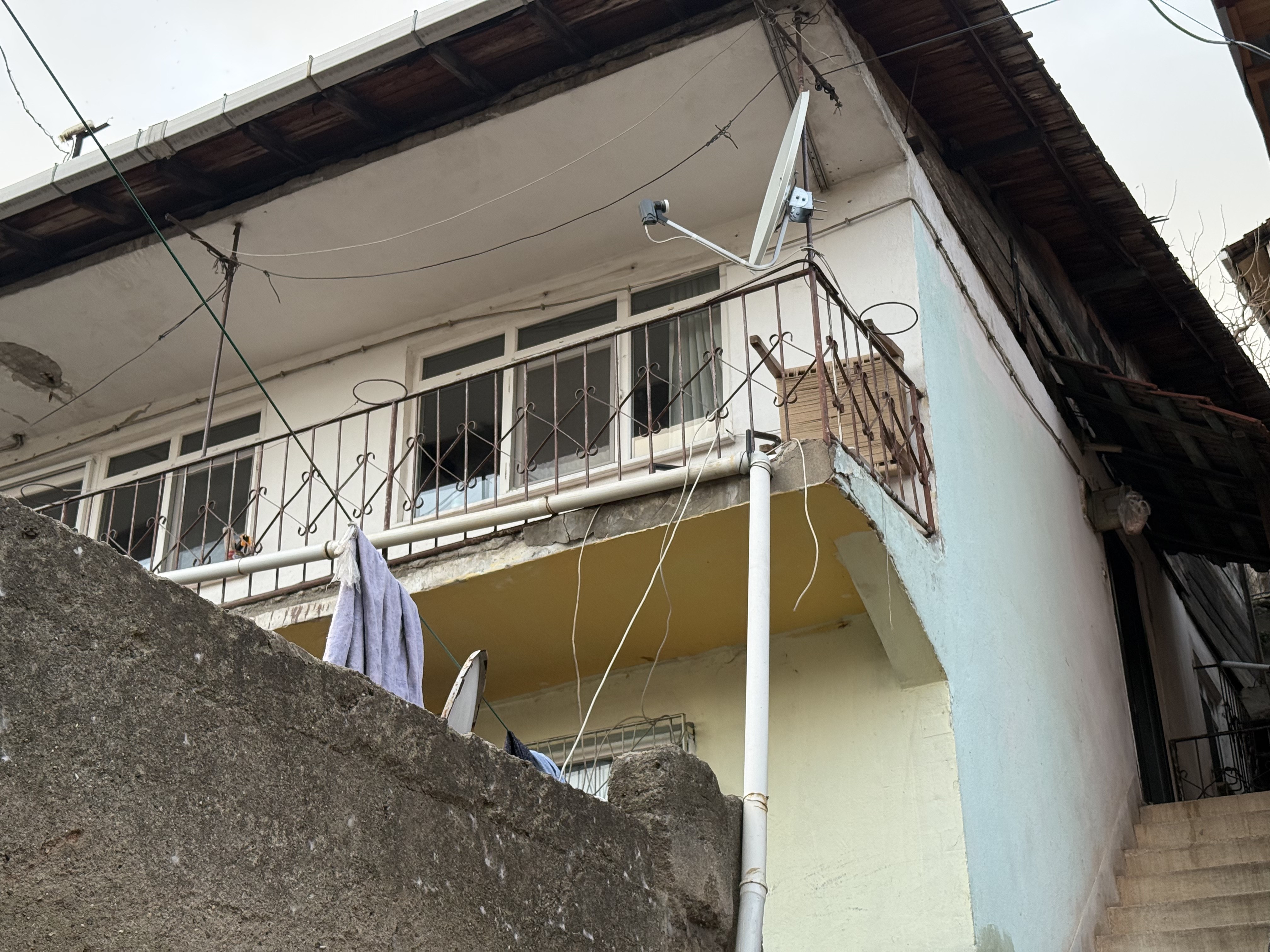 İzmit'te Bir Evde Zemin Kayması Paniği! Tahliye Edildi (1)