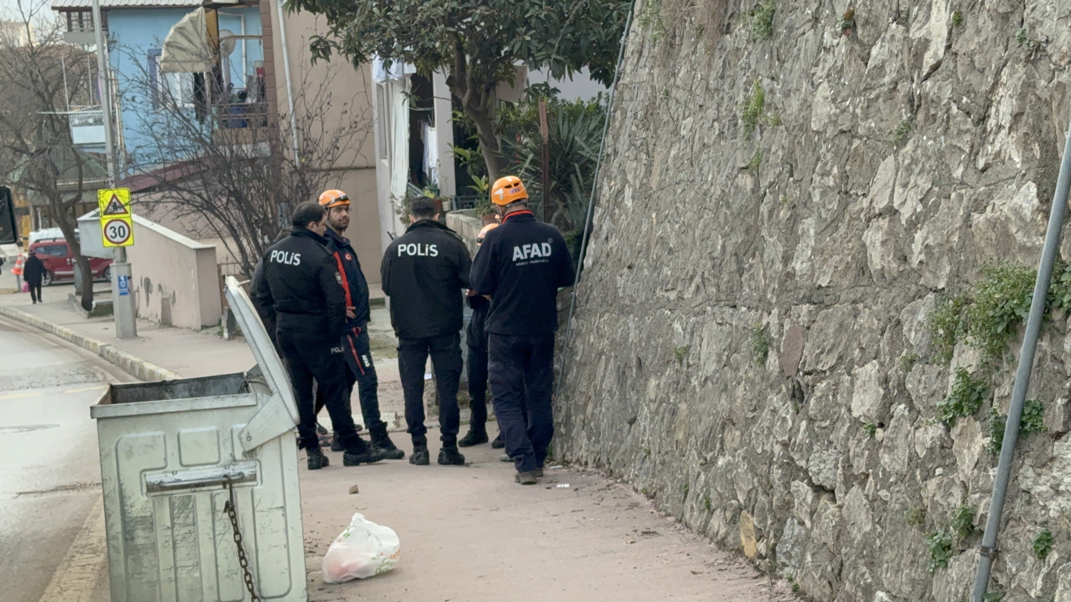 İzmit'te Bir Evde Zemin Kayması Paniği! Tahliye Edildi (5)