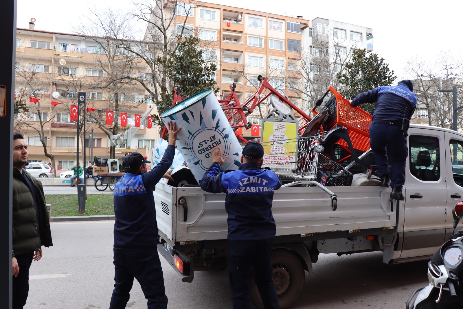 İzmit’te Kamu Alanı Işgallerine Sıkı Denetim Sürüyor (1)