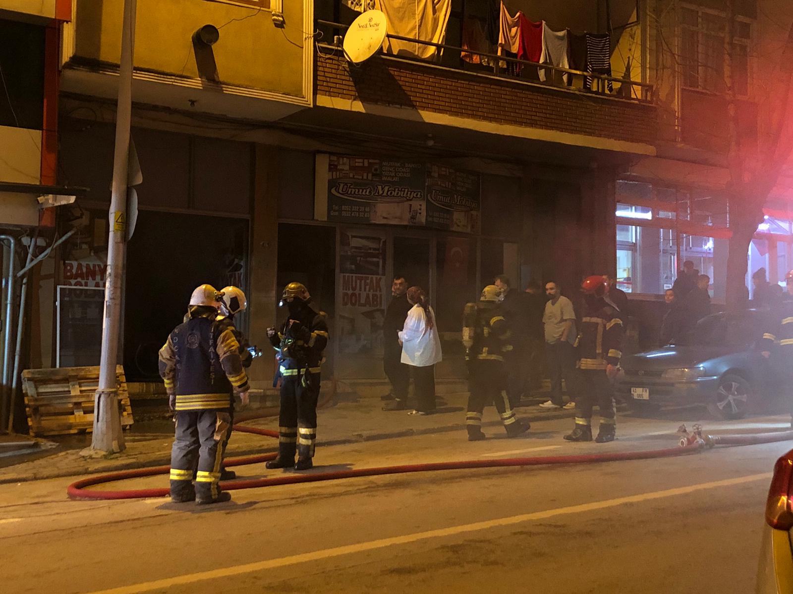İzmit’te Mobilya Mağazasında Yangın Maddi Hasar Oluştu (1)-1