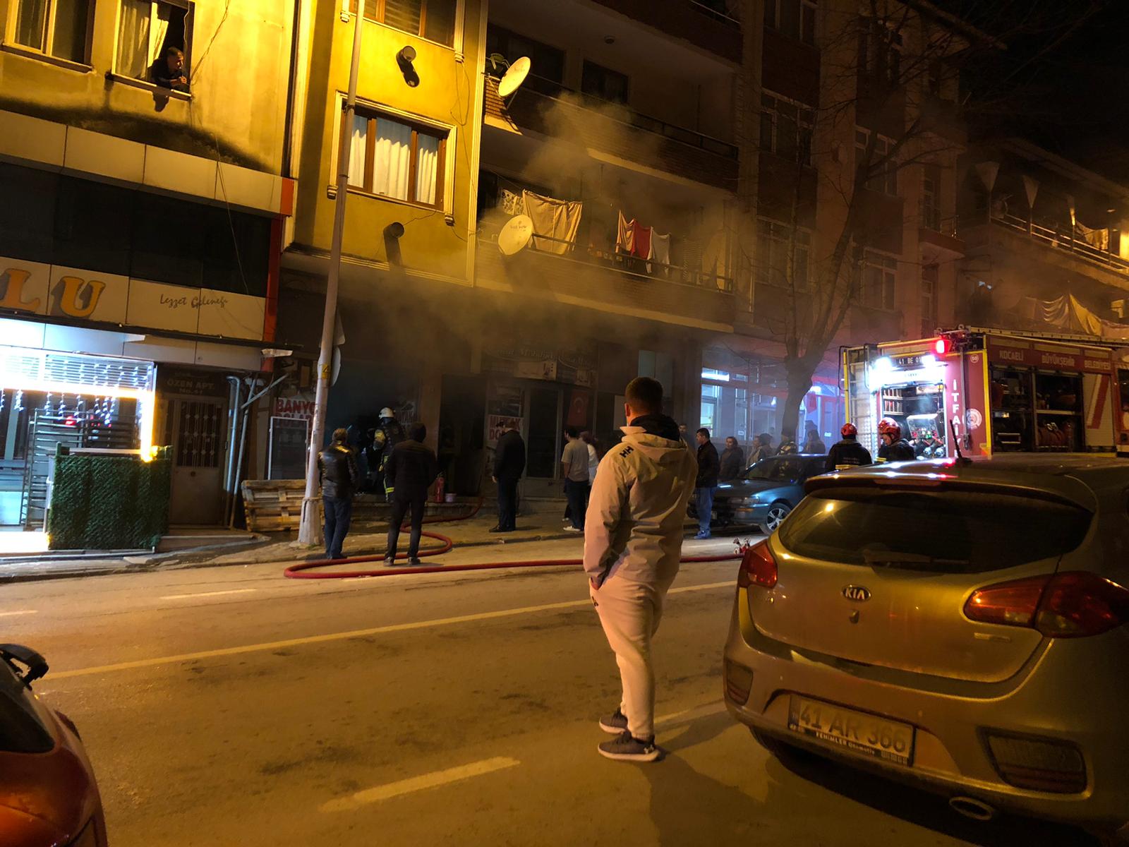 İzmit’te Mobilya Mağazasında Yangın Maddi Hasar Oluştu (2)