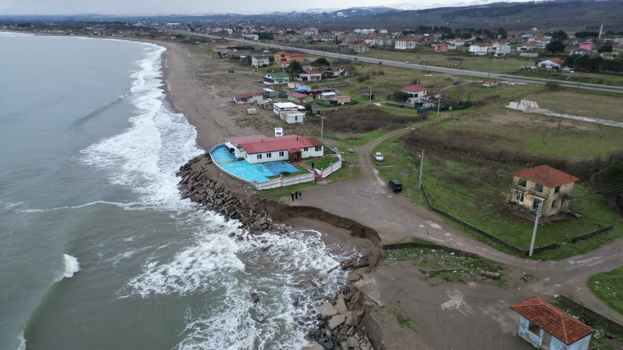Karasu’da İstinat Duvarı Yıkıldı, Erozyon Yola Dayandı (1)