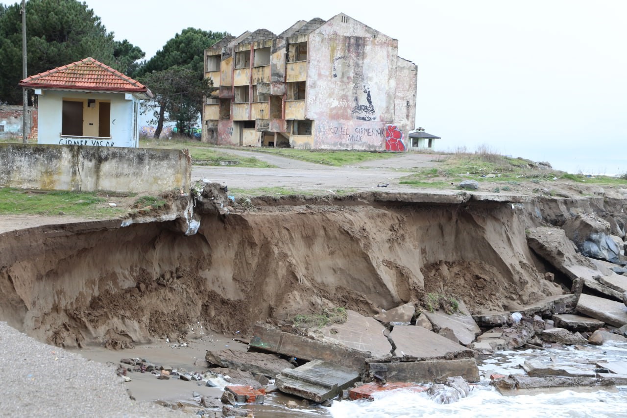 Karasu’da İstinat Duvarı Yıkıldı, Erozyon Yola Dayandı (4)