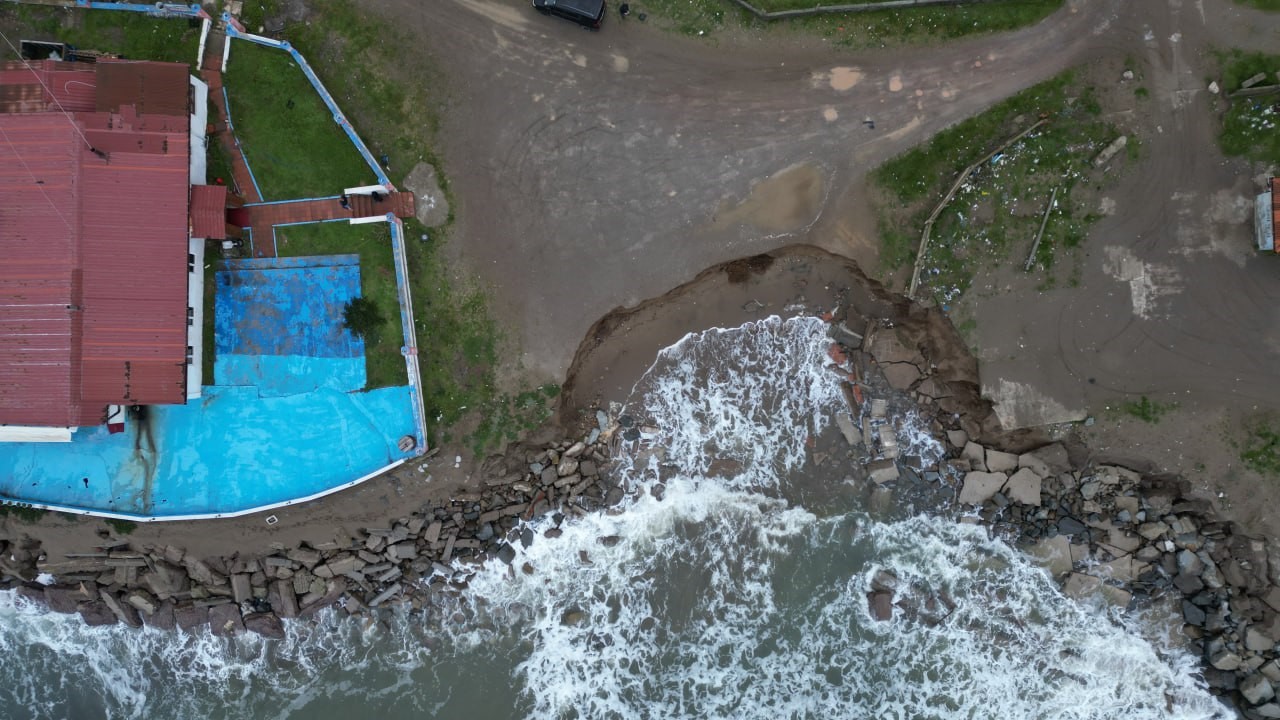 Karasu’da İstinat Duvarı Yıkıldı, Erozyon Yola Dayandı (5)