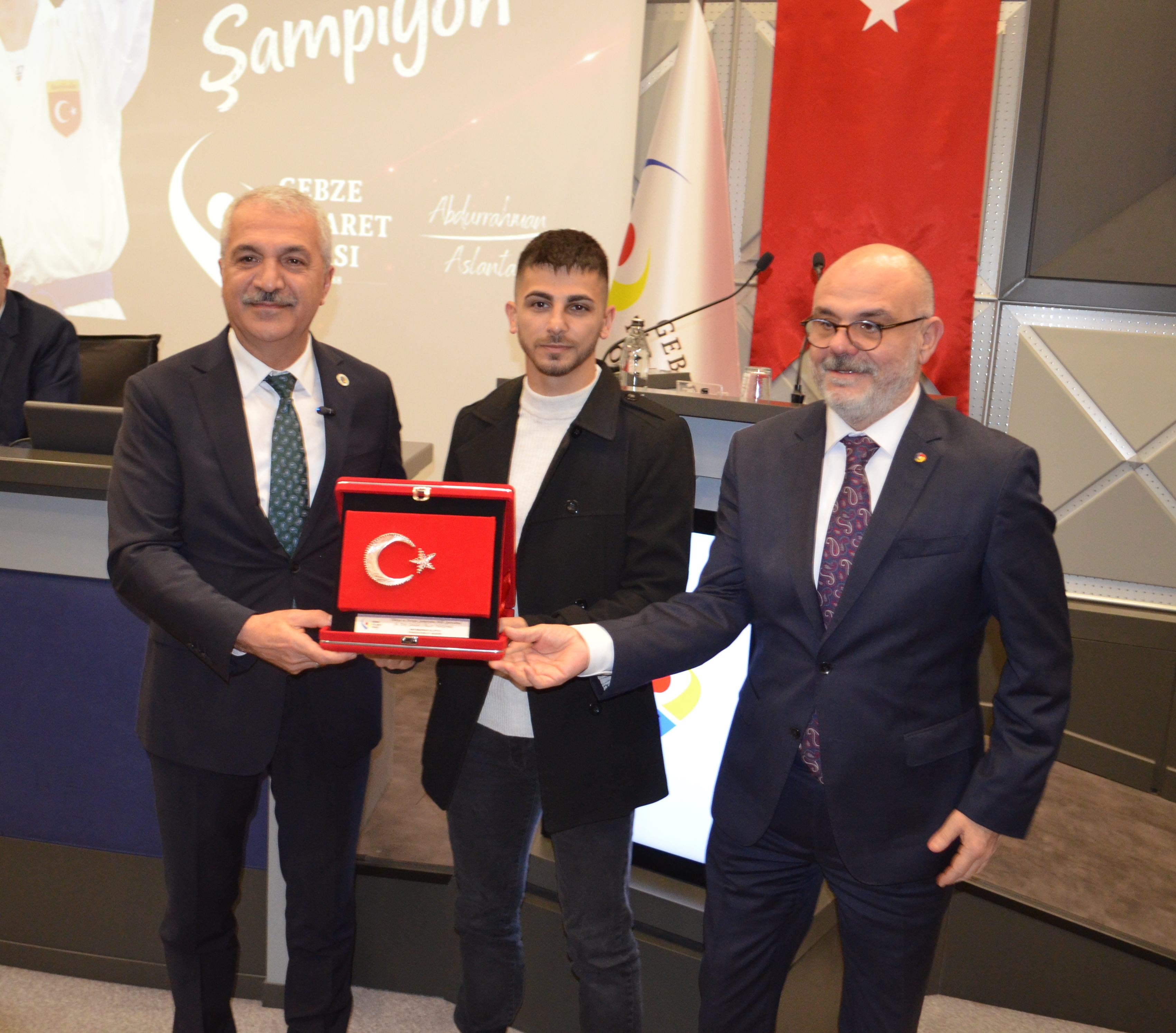 Kariyerini Sonlandıran Eray Şamdan'a Gto'dan Anlamlı Plaket