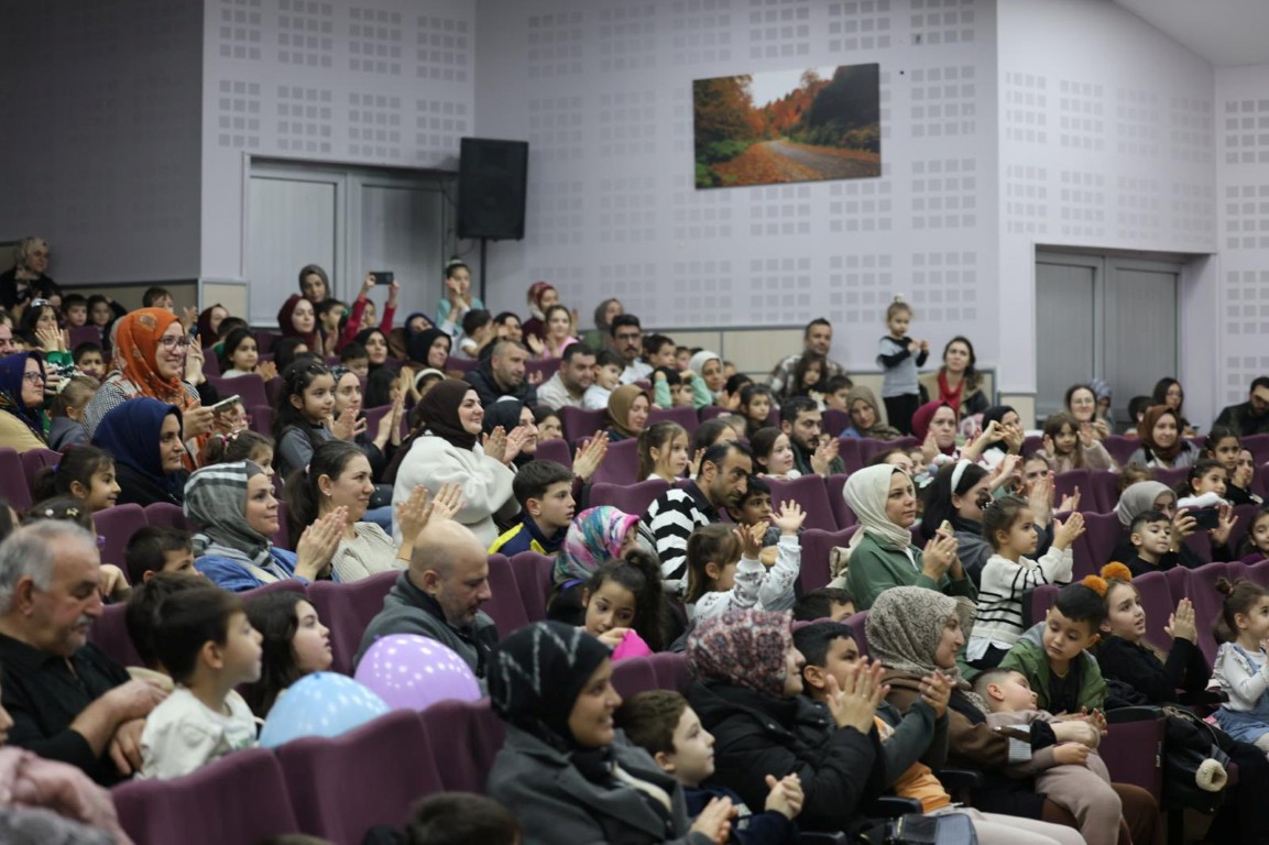 Kartepeli Çocukların Tatil Keyfi Sahnede Kar Büyüsü (1)