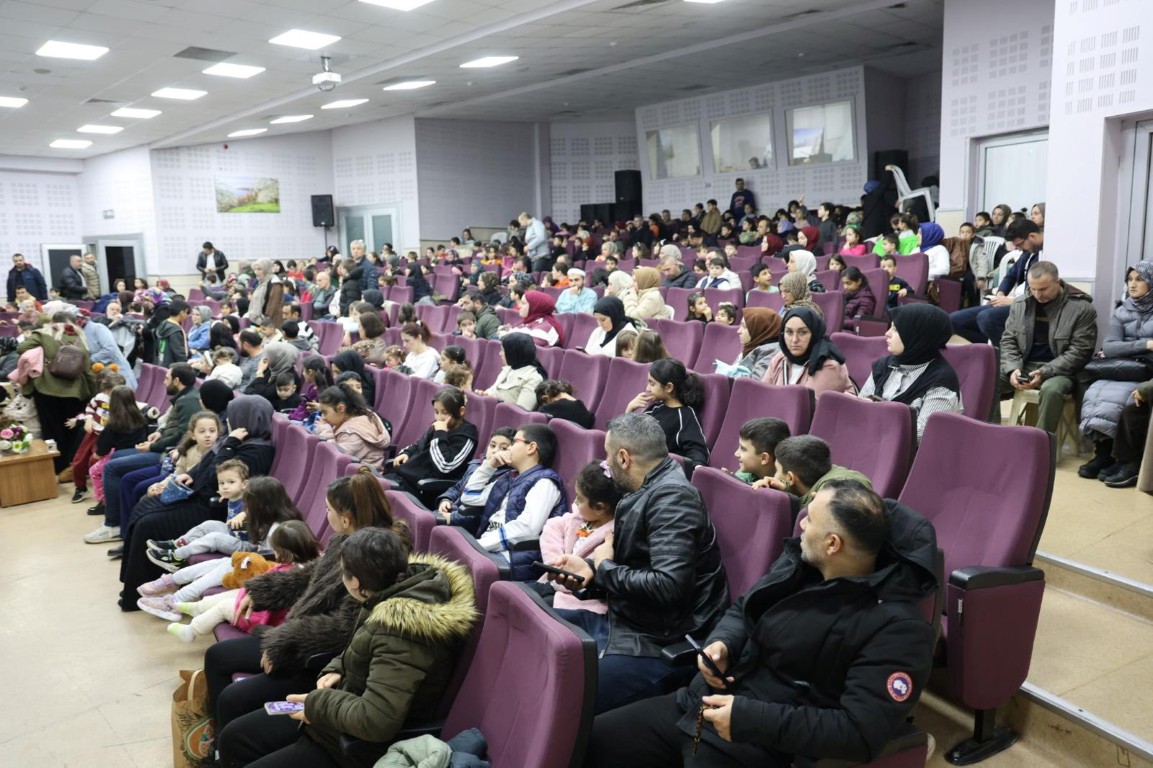 Kartepeli Çocukların Tatil Keyfi Sahnede Kar Büyüsü (8)