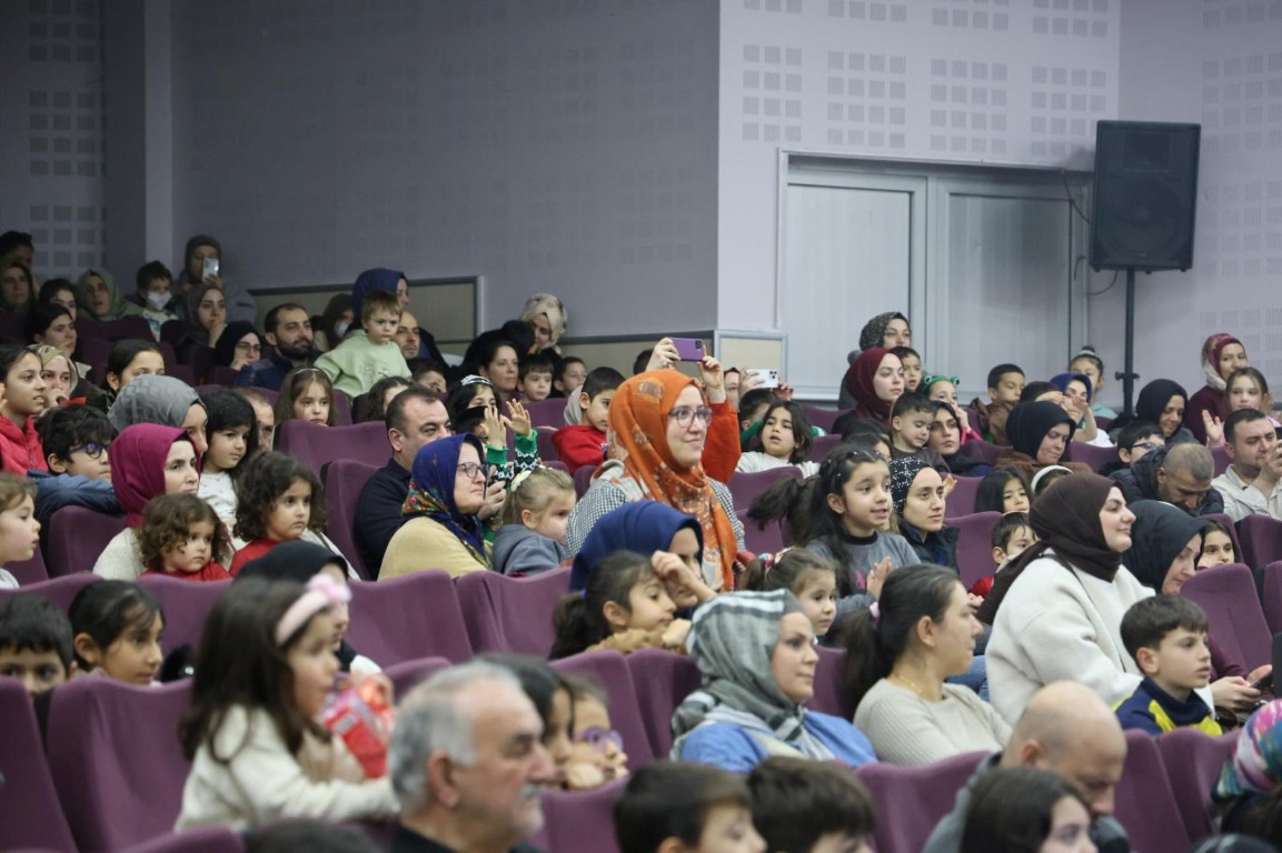 Kartepeli Çocukların Tatil Keyfi Sahnede Kar Büyüsü (9)