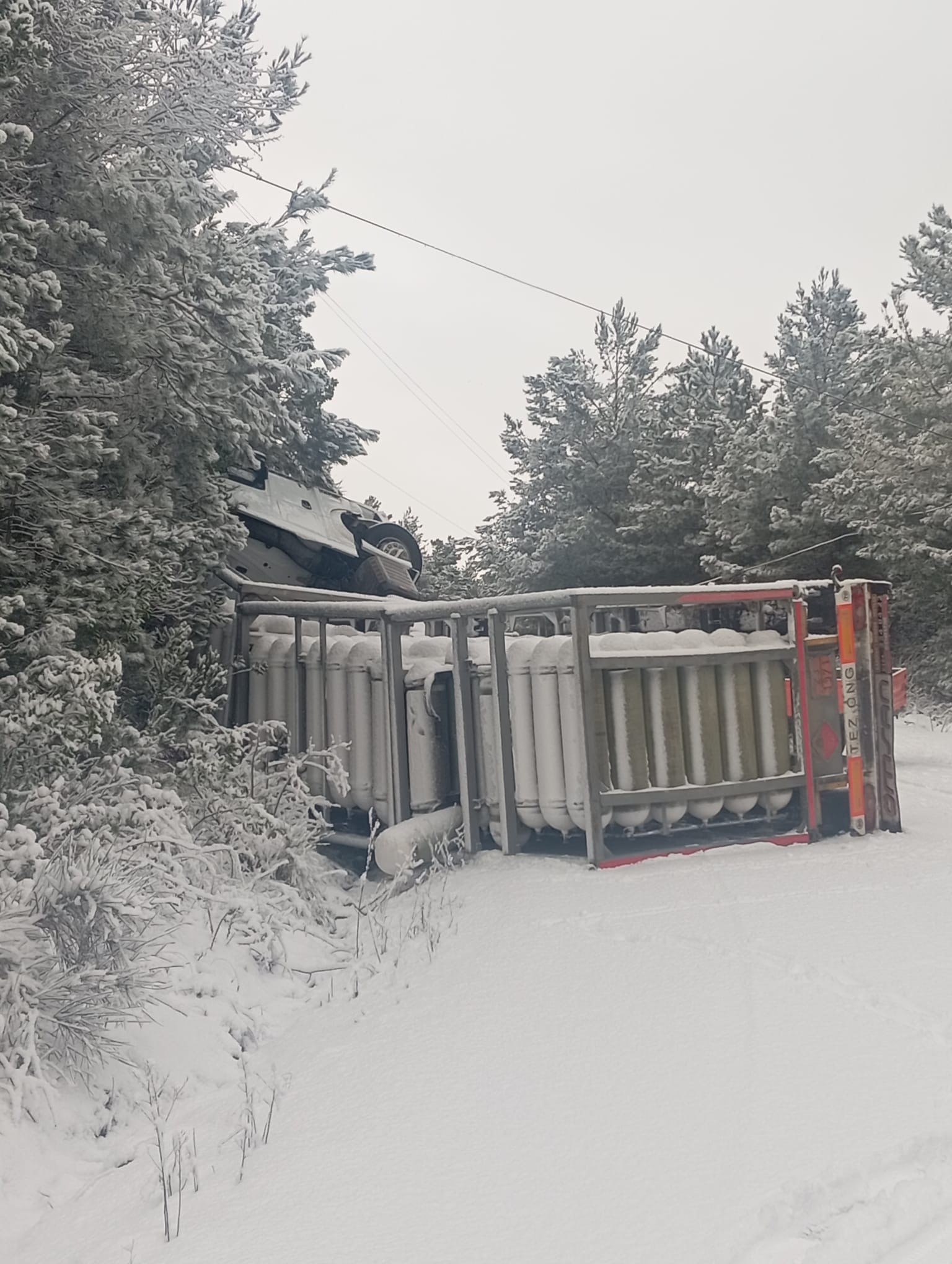 Kastamonu'da Doğalgaz Tüpleri Yüklü Tır Devrildi Yol Trafiğe Kapatıldı (1)