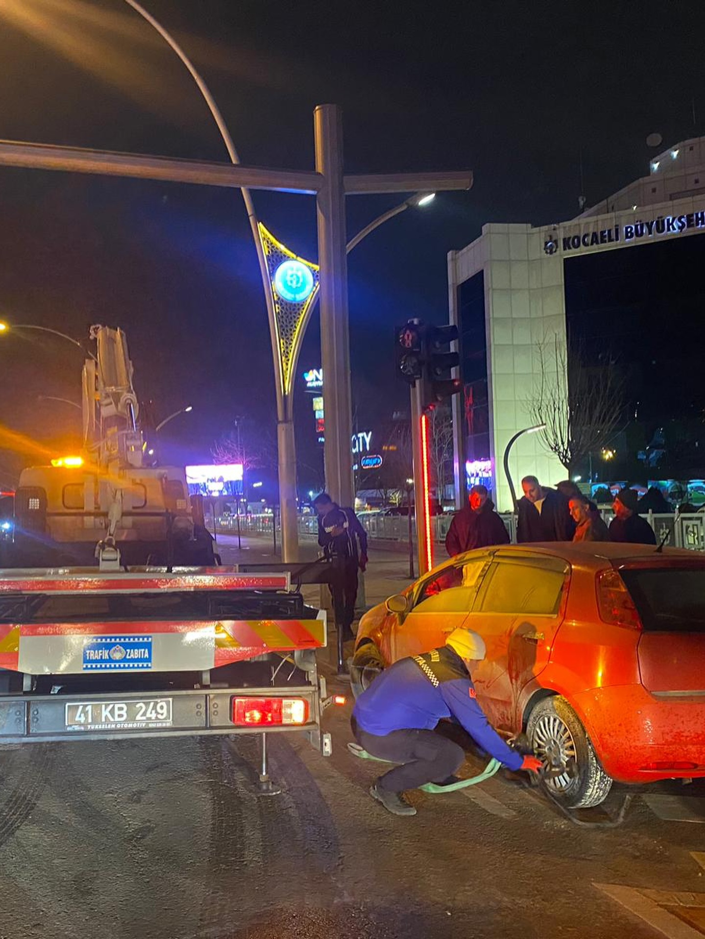 Kocaeli̇ Büyükşehi̇r Beledi̇yesi̇ Önünde Araç Alev Aldi (1)