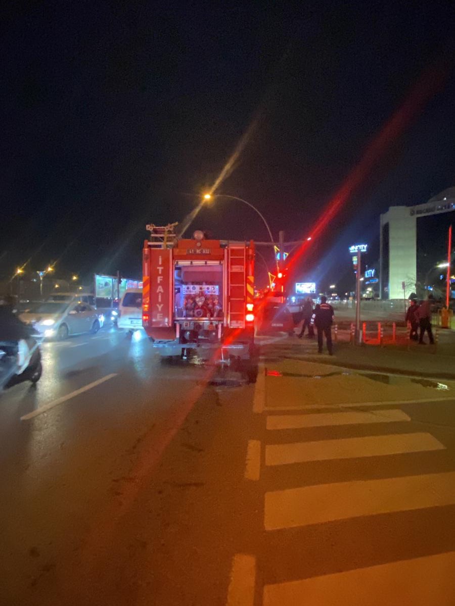 Kocaeli̇ Büyükşehi̇r Beledi̇yesi̇ Önünde Araç Alev Aldi (2)