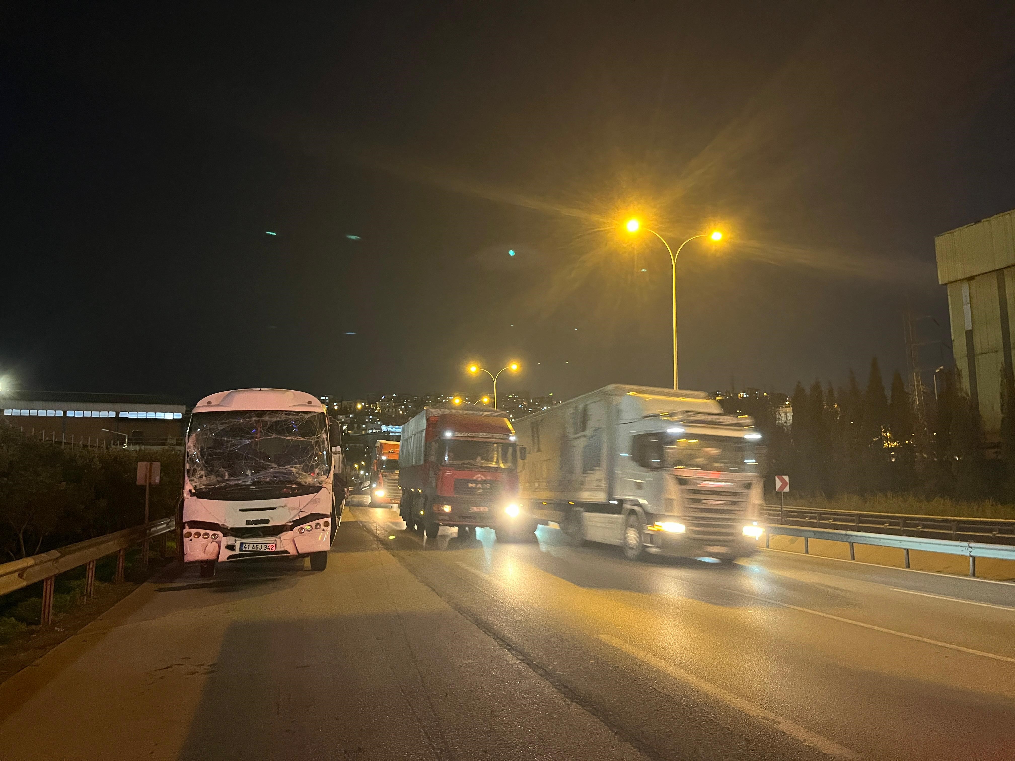 Kocaeli Dilovası’nda Tem Otoyolu Üzerinde Servis Minibüsünün Tıra Arkadan Çarpması Sonucu 6 Kişi Yaralandı (3)