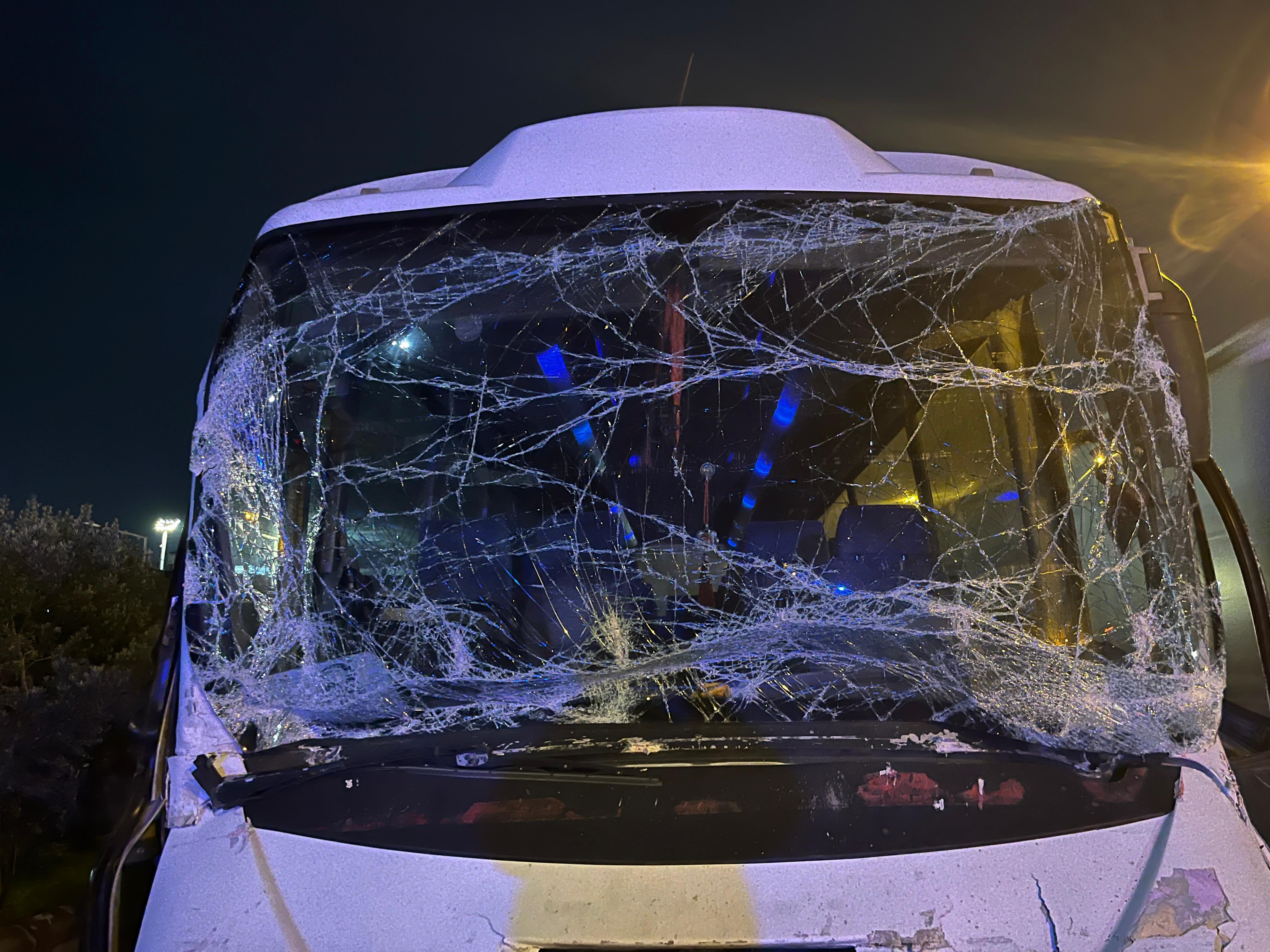 Kocaeli Dilovası’nda Tem Otoyolu Üzerinde Servis Minibüsünün Tıra Arkadan Çarpması Sonucu 6 Kişi Yaralandı (4)