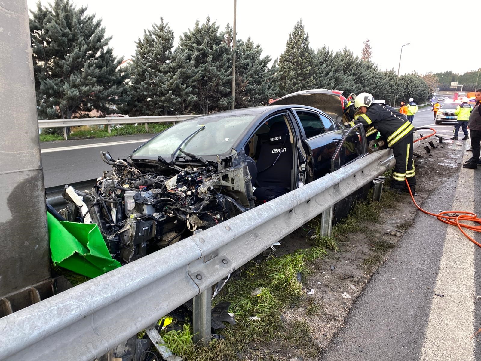 Kocaeli Tem'de Araç Bariyerlere Saplandı! 01