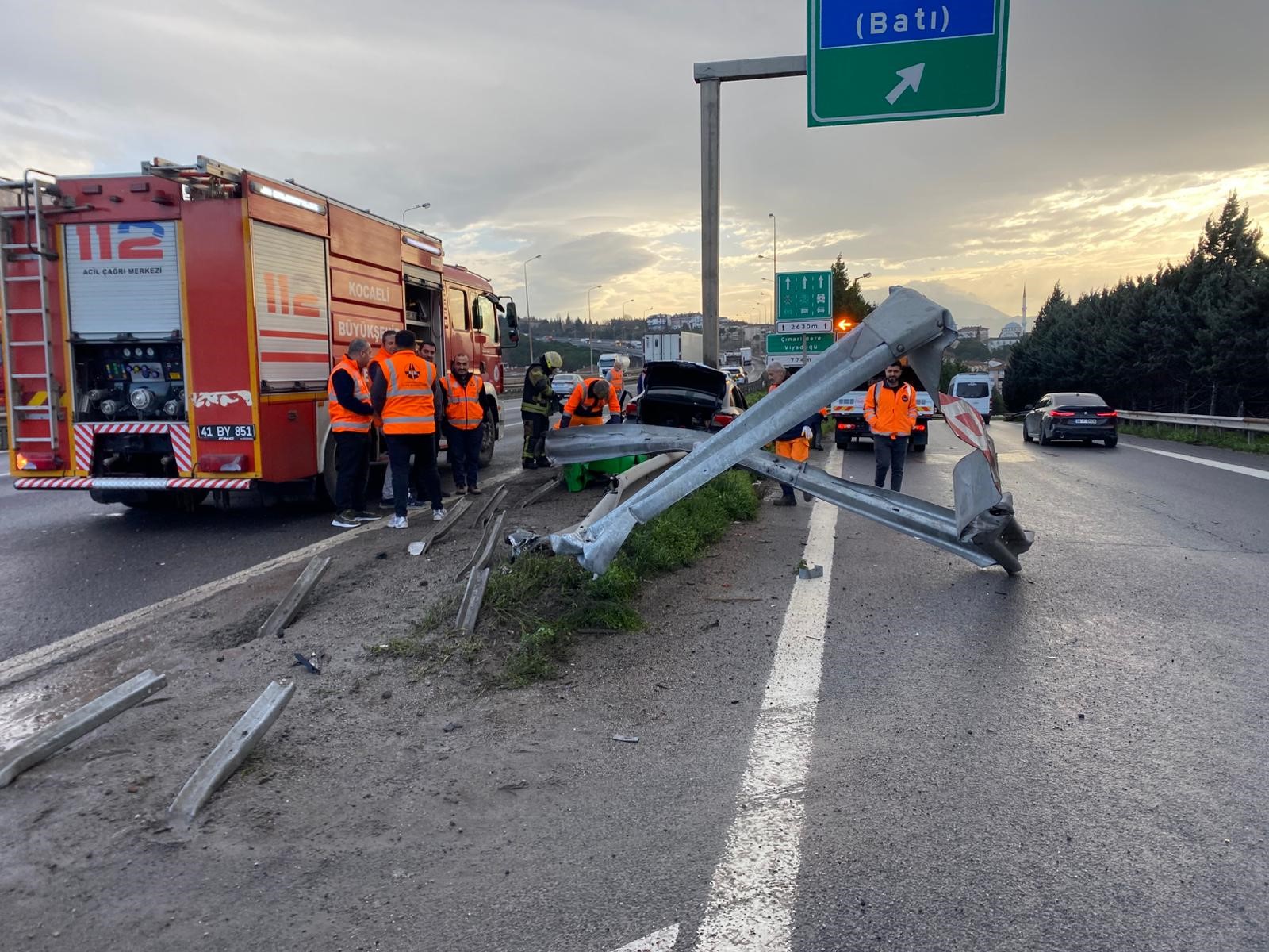 Kocaeli Tem'de Araç Bariyerlere Saplandı! 02