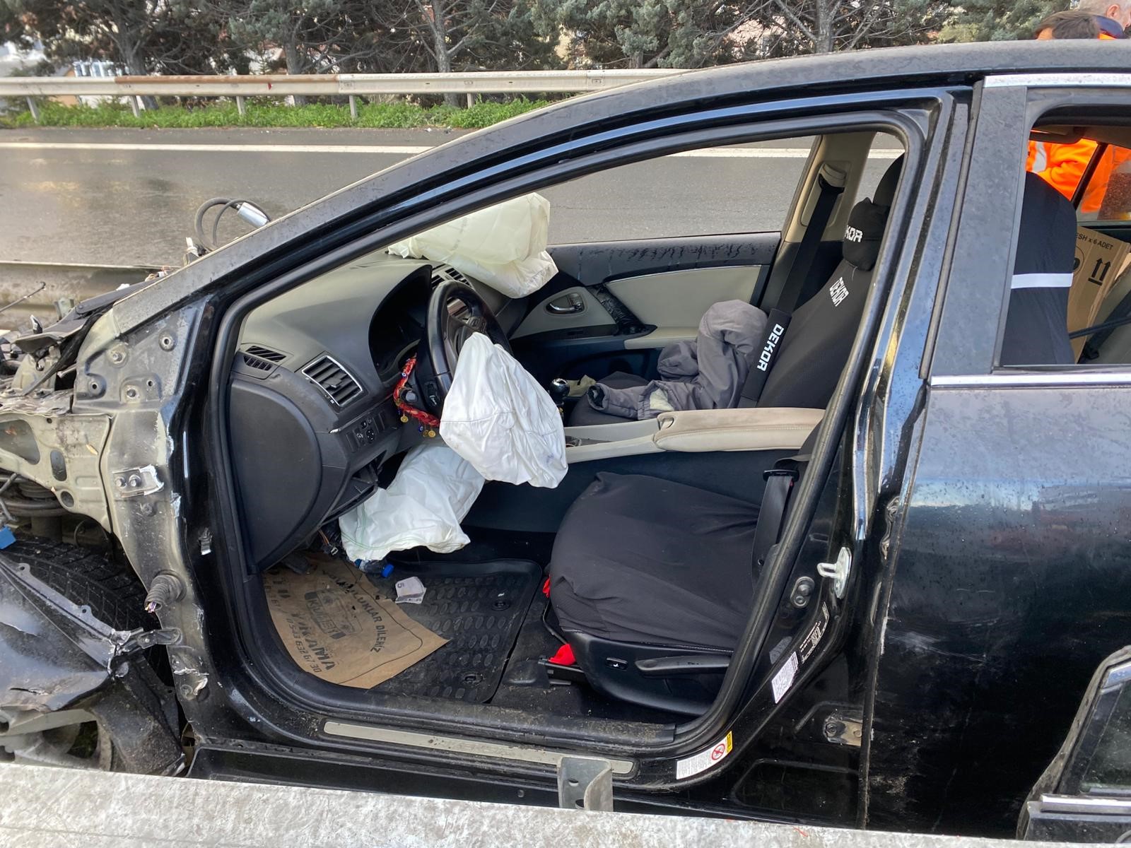 Kocaeli Tem'de Araç Bariyerlere Saplandı! 03