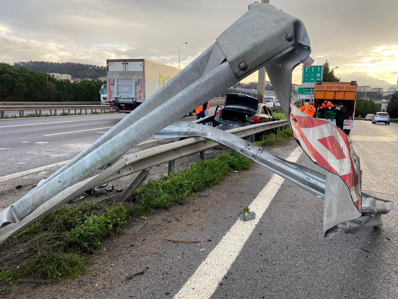 Kocaeli Tem'de Araç Bariyerlere Saplandı! 05