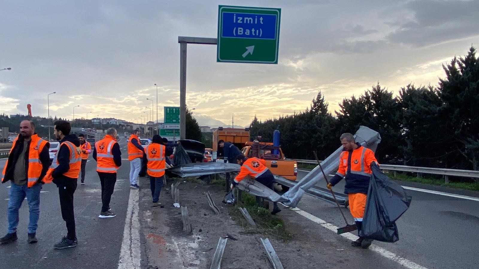 Kocaeli Tem'de Araç Bariyerlere Saplandı! 06