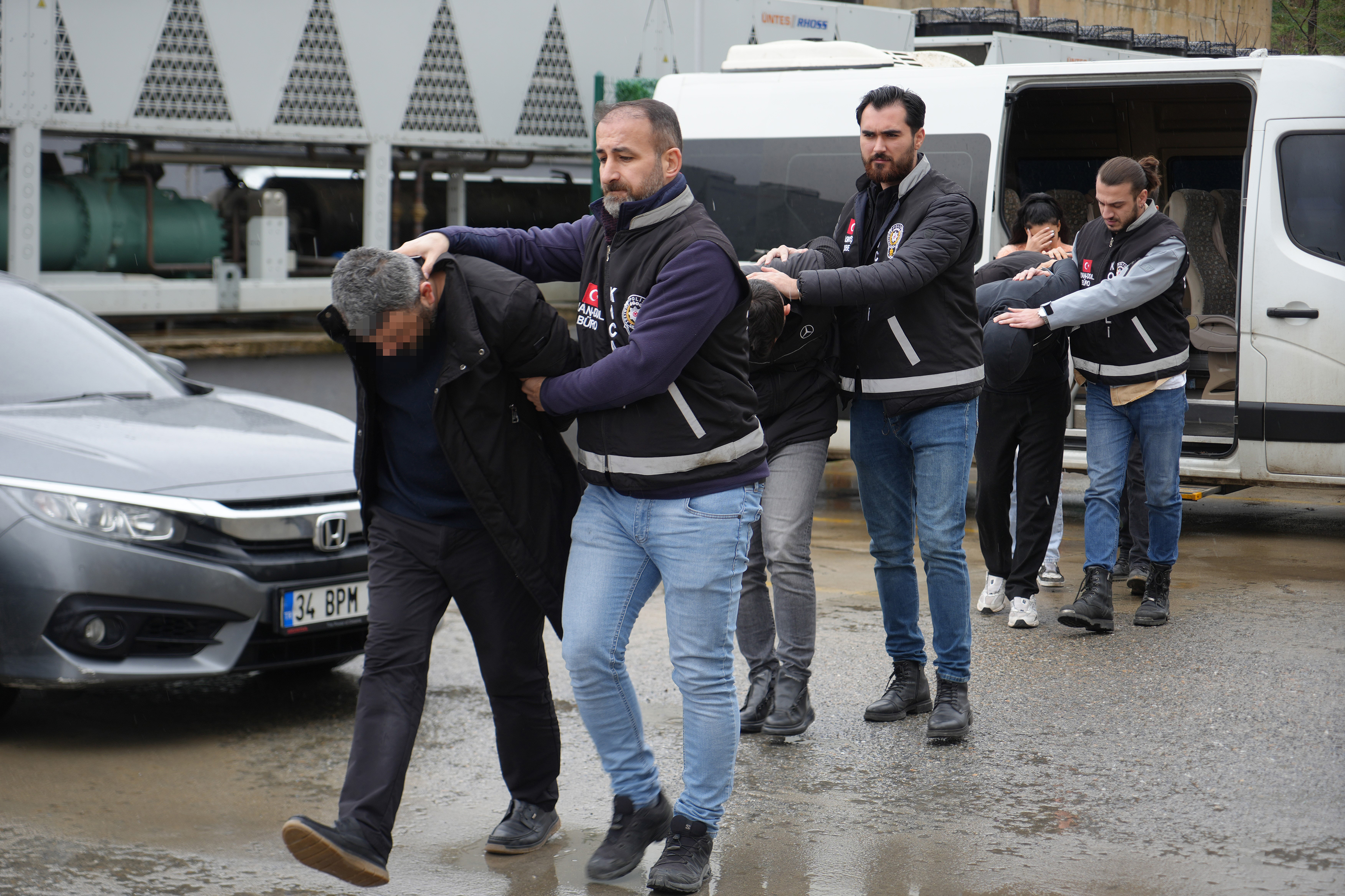 Kocaeli'de Dolandırıcı Çetesi Çökertildi! 3,5 Milyarlık Vurgun Yapmışlar 02