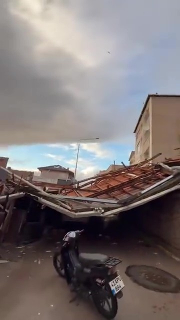 Kocaeli'de Etkili Olan Şiddetli Lodos Elektrik Kesintilerine Yol Açtı. Vatandaşlar 20 Saati Aşkın Süredir Karanlıkta Ve Soğukta, Sedaş'a Ulaşamıyor (5)