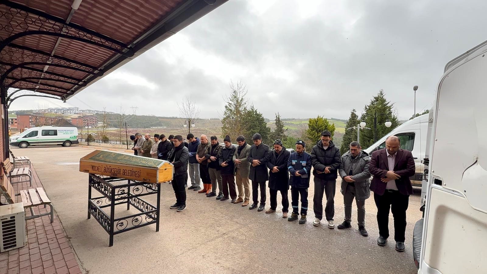 Kocaeli’de Kimsesiz Cenazeye Öğrenciler Sahip Çıktı 01