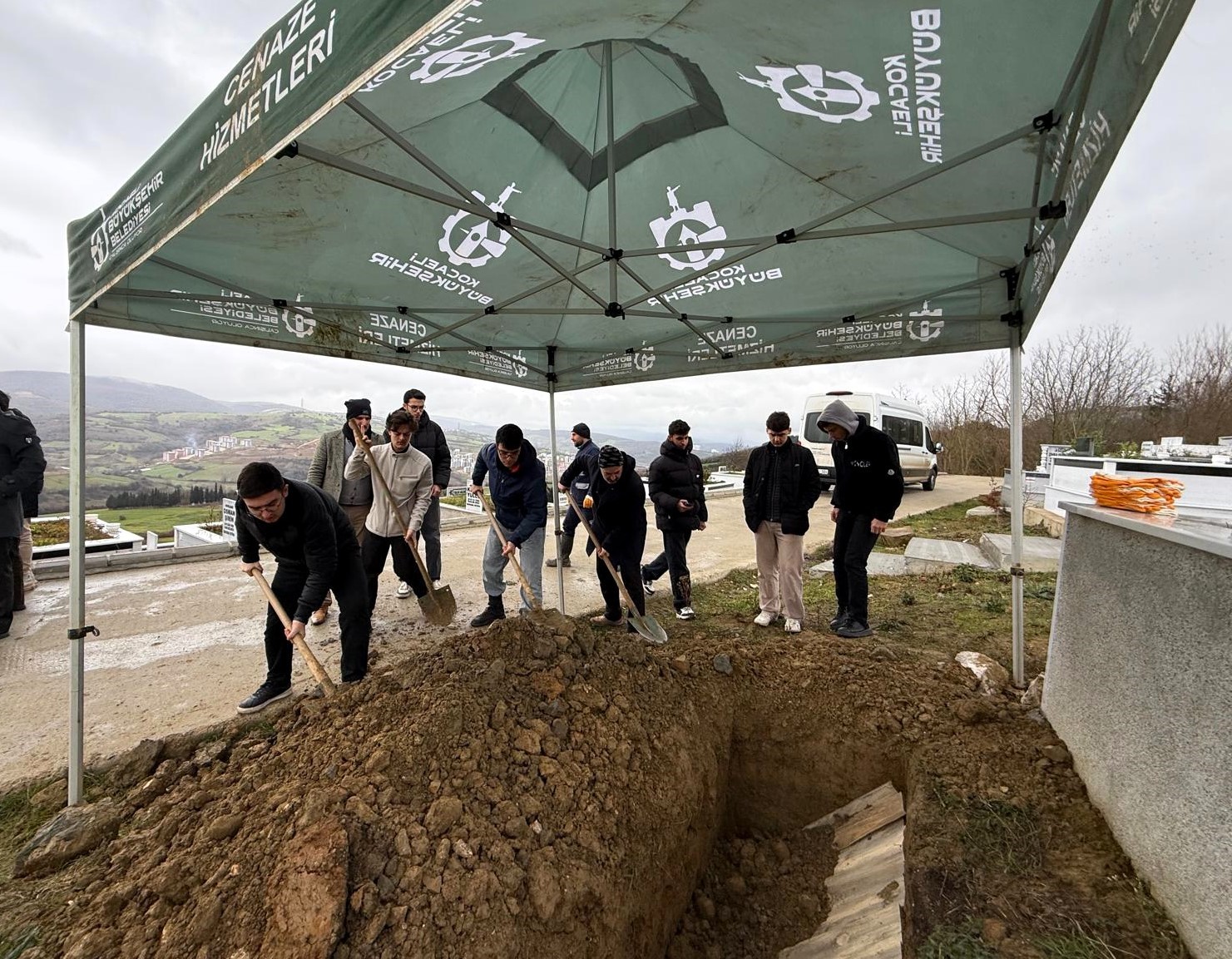 Kocaeli’de Kimsesiz Cenazeye Öğrenciler Sahip Çıktı 02