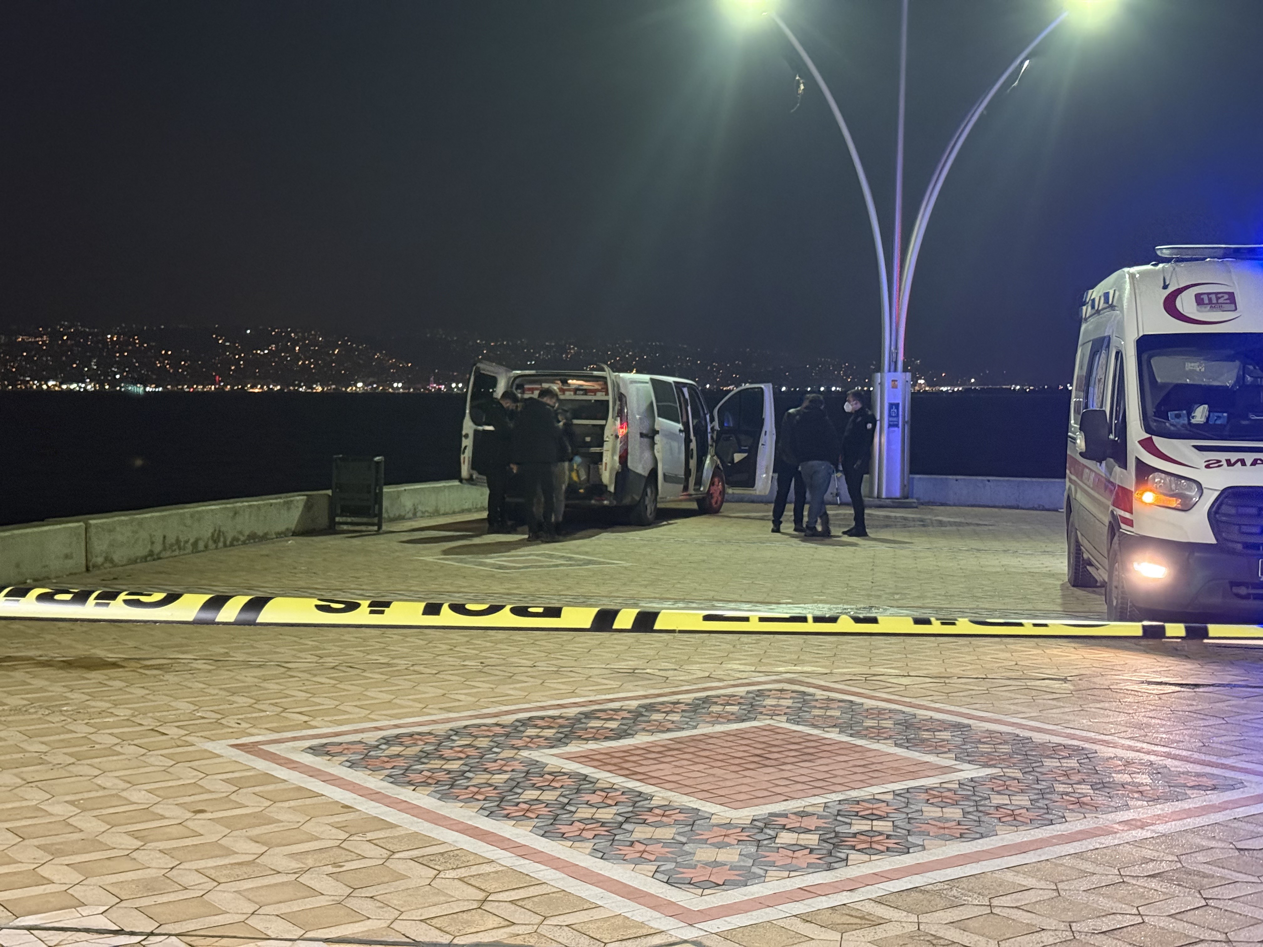 Kocaeli’nin Başiskele Ilçesi Sahili Açıklarında Balıkçılar Tarafından Su Üzerinde Hareketsiz Halde Bulunan Dalgıç Kıyafetli Erkek Cesedi, Ekiplerce Denizden Çıkarılarak Adli Tıp Kurumu’na Gönderildi (2)