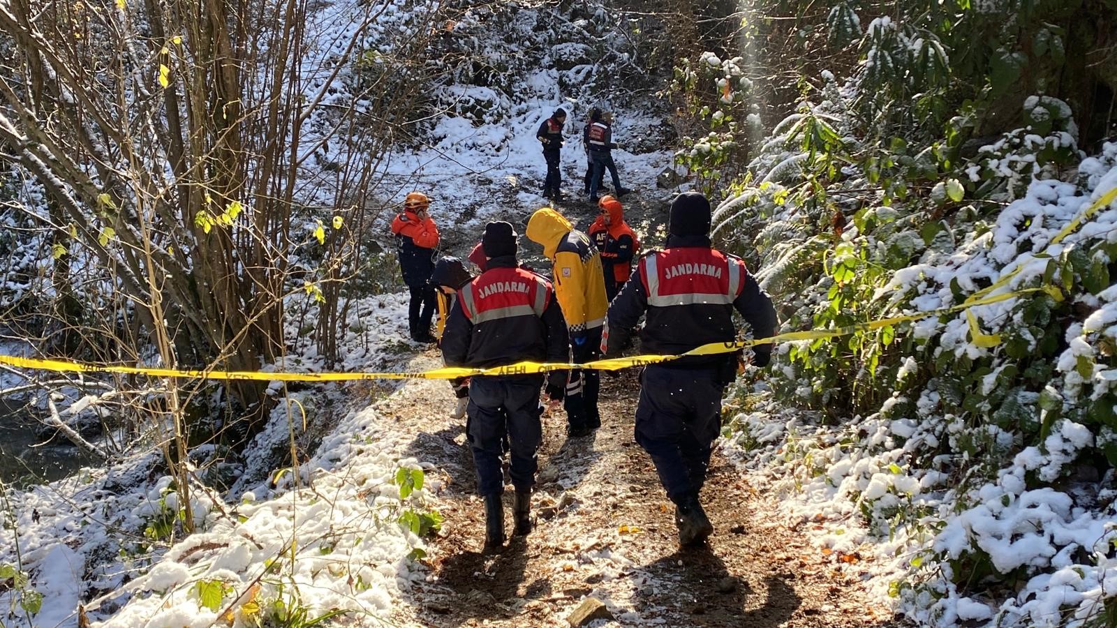Kocaeli'nin Kartepe Ilçesinde Ormanlık Alandaki Dere Yatağında Terk Edilmiş Araç Bulundu. Yakınında Ise Bir Kişinin Cansız Bedeni Ortaya Çıktı (3)