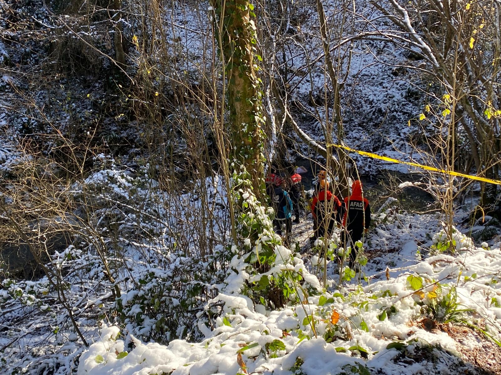 Kocaeli'nin Kartepe Ilçesinde Ormanlık Alandaki Dere Yatağında Terk Edilmiş Araç Bulundu. Yakınında Ise Bir Kişinin Cansız Bedeni Ortaya Çıktı (6)