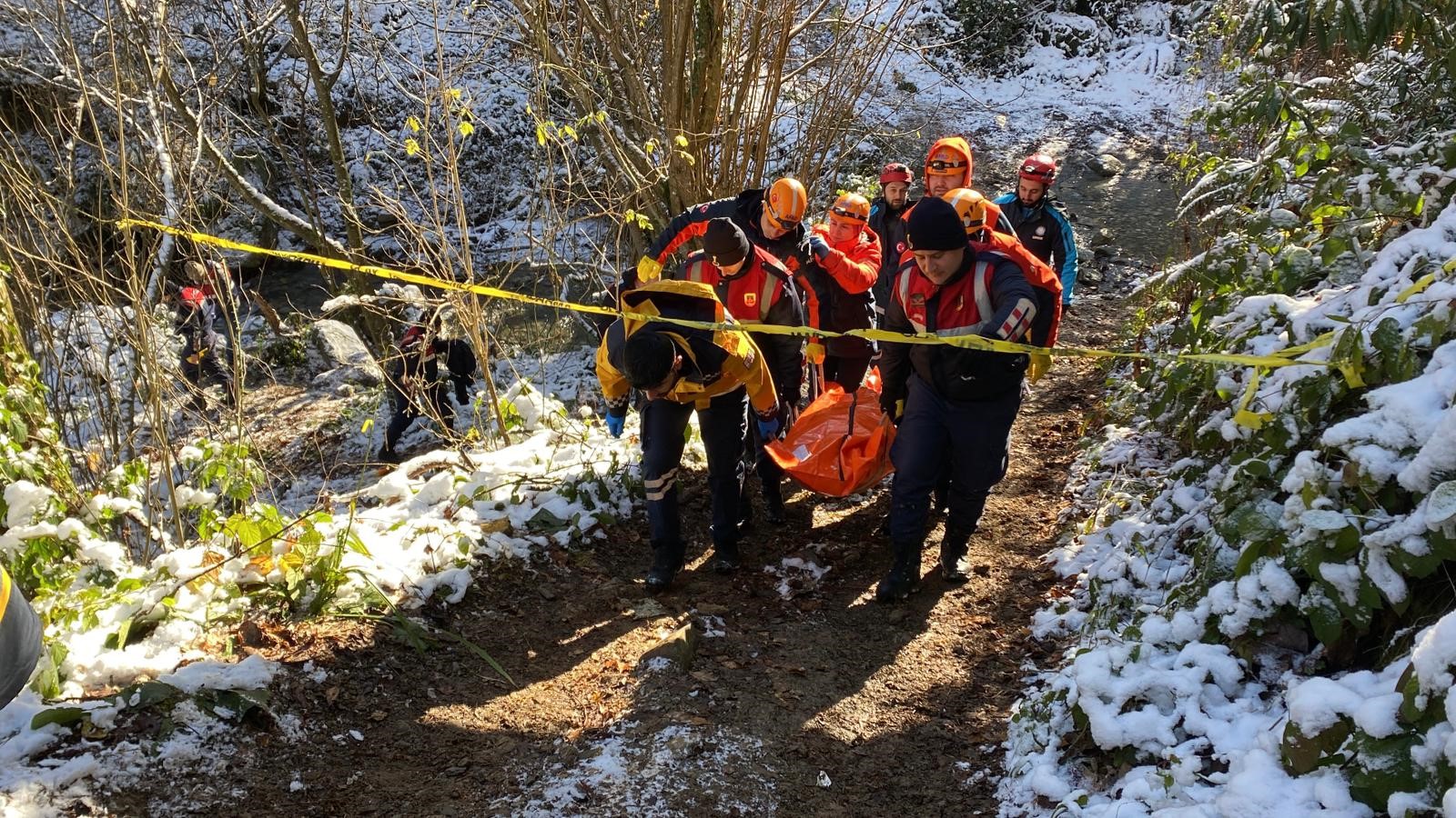 Kocaeli'nin Kartepe Ilçesinde Ormanlık Alandaki Dere Yatağında Terk Edilmiş Araç Bulundu. Yakınında Ise Bir Kişinin Cansız Bedeni Ortaya Çıktı (7)