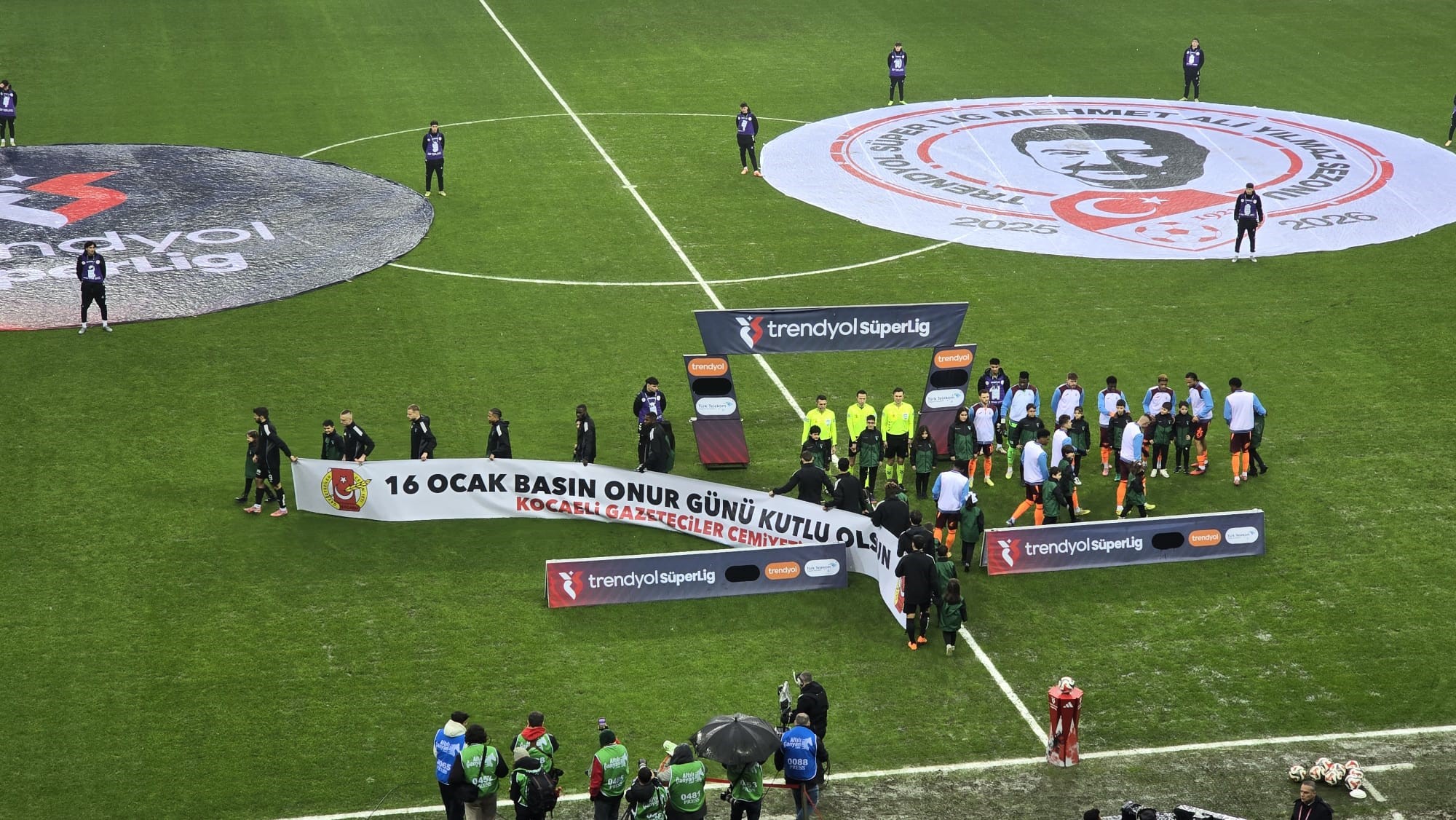 Kocaelispor’dan Seremoniye Anlamlı Pankart 16 Ocak Basın Onur Günü Kutlu Olsun (1)