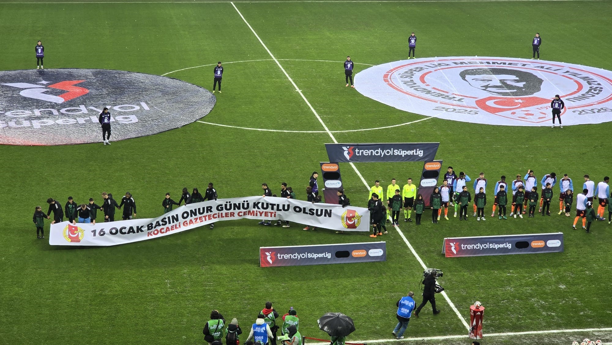 Kocaelispor’dan Seremoniye Anlamlı Pankart 16 Ocak Basın Onur Günü Kutlu Olsun (4)