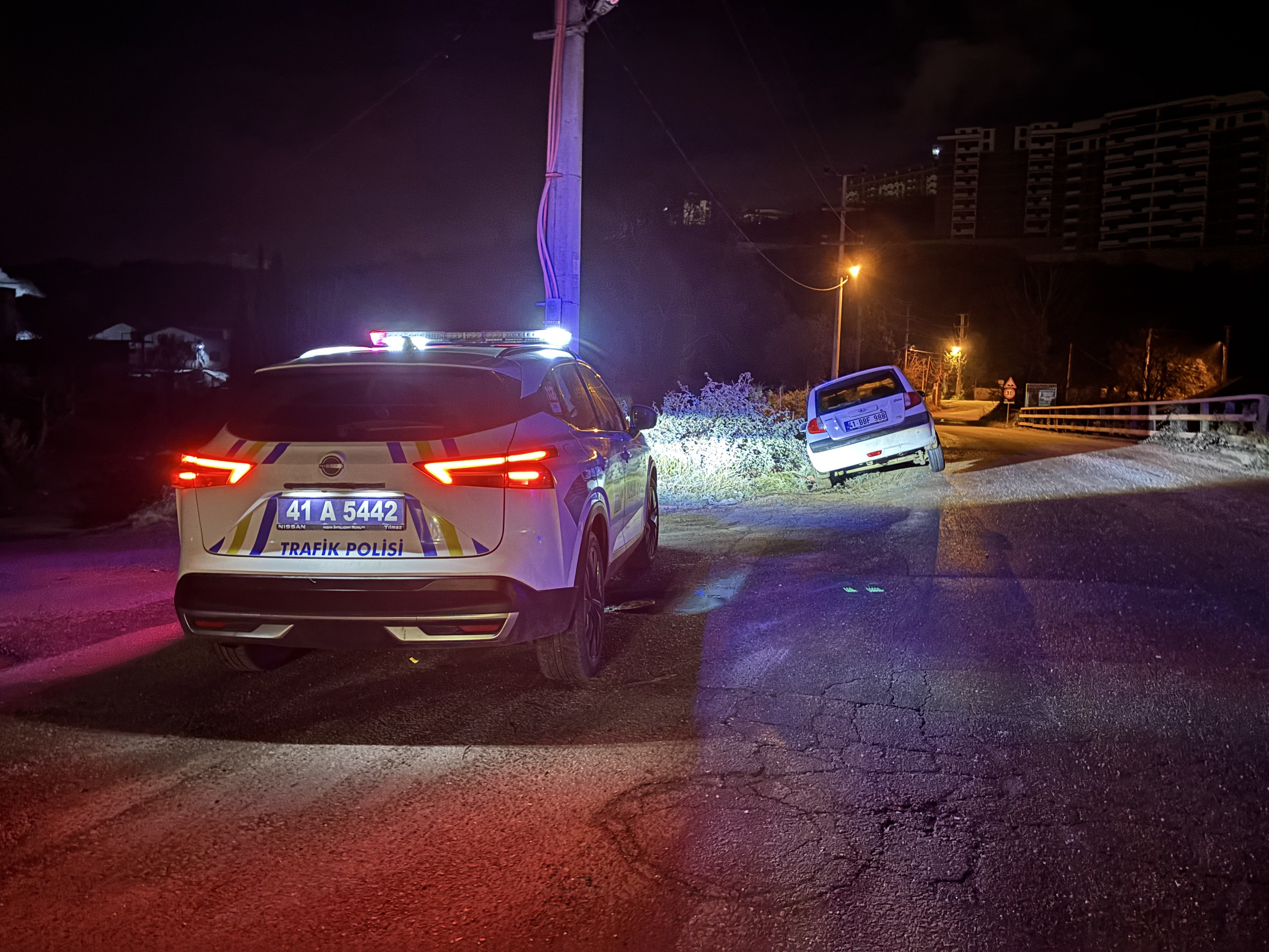 Köprüye Çarpan Sürücü Ortadan Kayboldu (3)