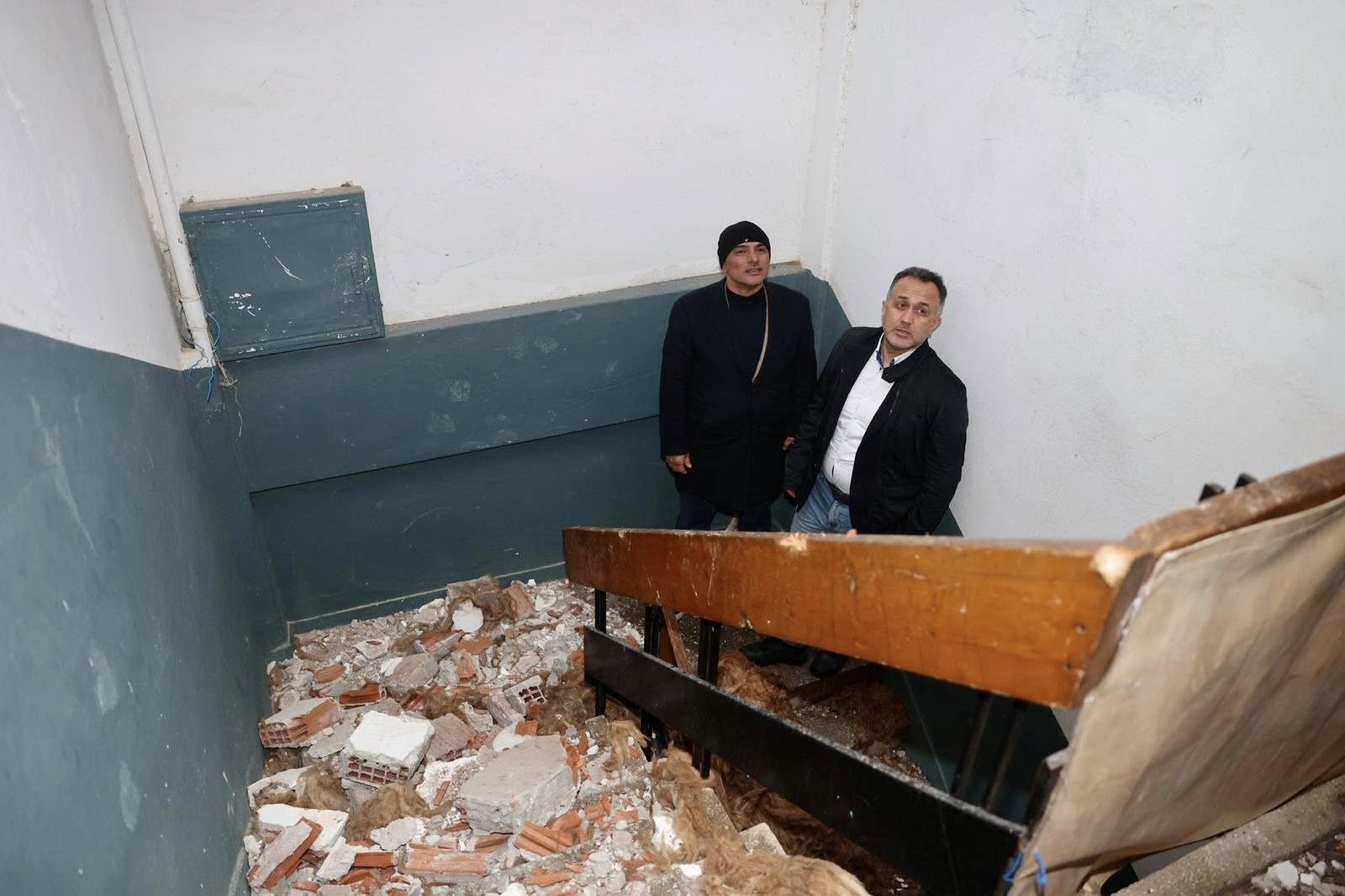 Körfez’de Sabah Saatlerinde Etkili Olan Kuvvetli Rüzgâr Sonrası Çatı Uçmaları Ve Ağaç Devrilmeleri Yaşandı. Belediye Ekipleri 230 Personelle Müdahale Etti (4)