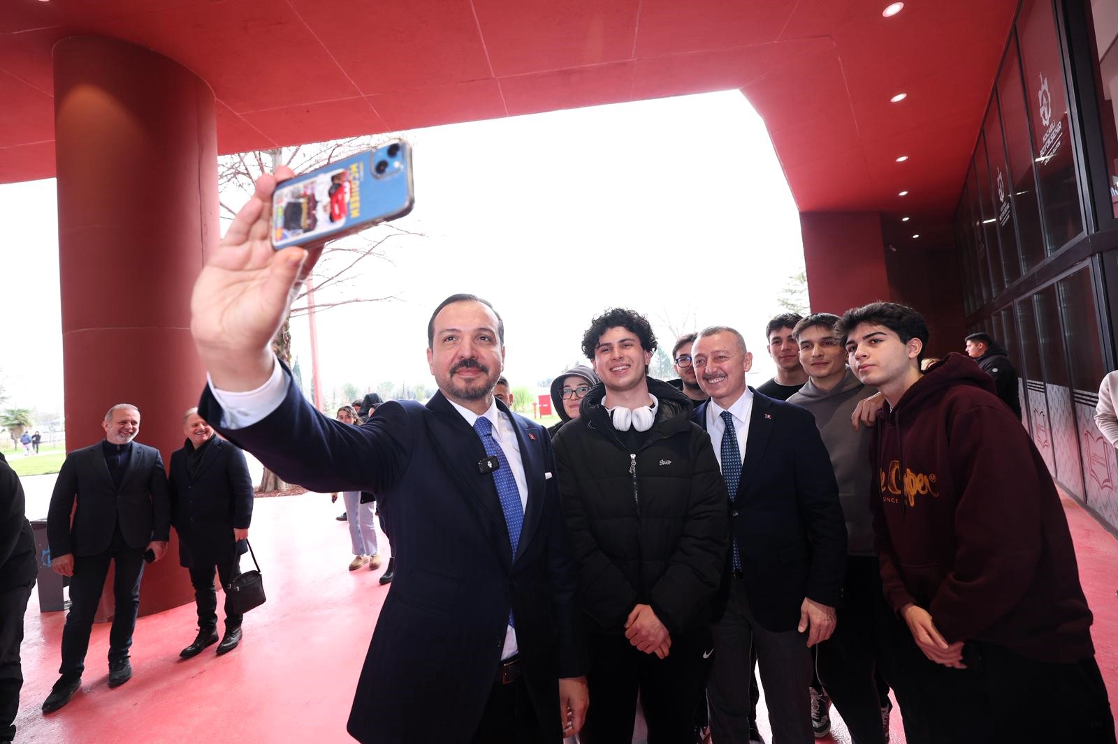 Kürşad Zorlu’dan Alev Alatlı Kütüphanesi’ne Övgü (3)