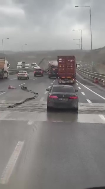 Kuzey Marmara Otoyolu Kocaeli Geçişinde Fırtına Nedeniyle Devrilen Tırın Görüntüleri Cep Telefonu Kamerasına Yansıdı (1)-1