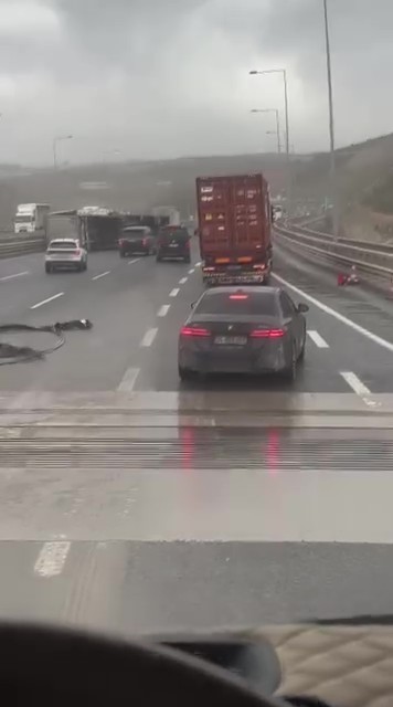 Kuzey Marmara Otoyolu Kocaeli Geçişinde Fırtına Nedeniyle Devrilen Tırın Görüntüleri Cep Telefonu Kamerasına Yansıdı (3)
