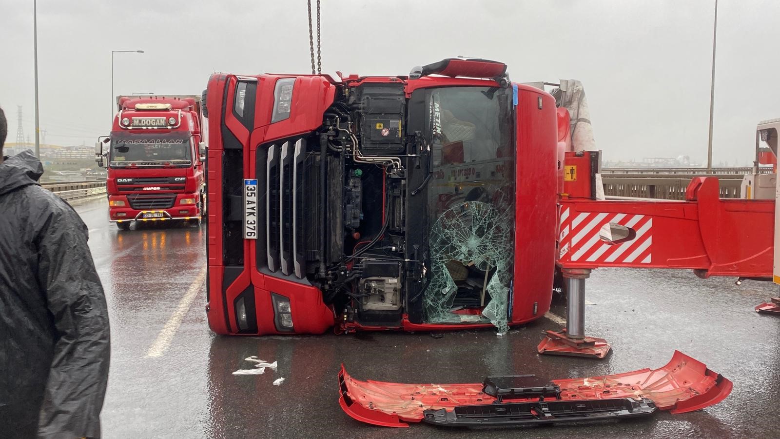 Kuzey Marmara Otoyolu’nda Fırtına İki Tırı Devrirdi 03