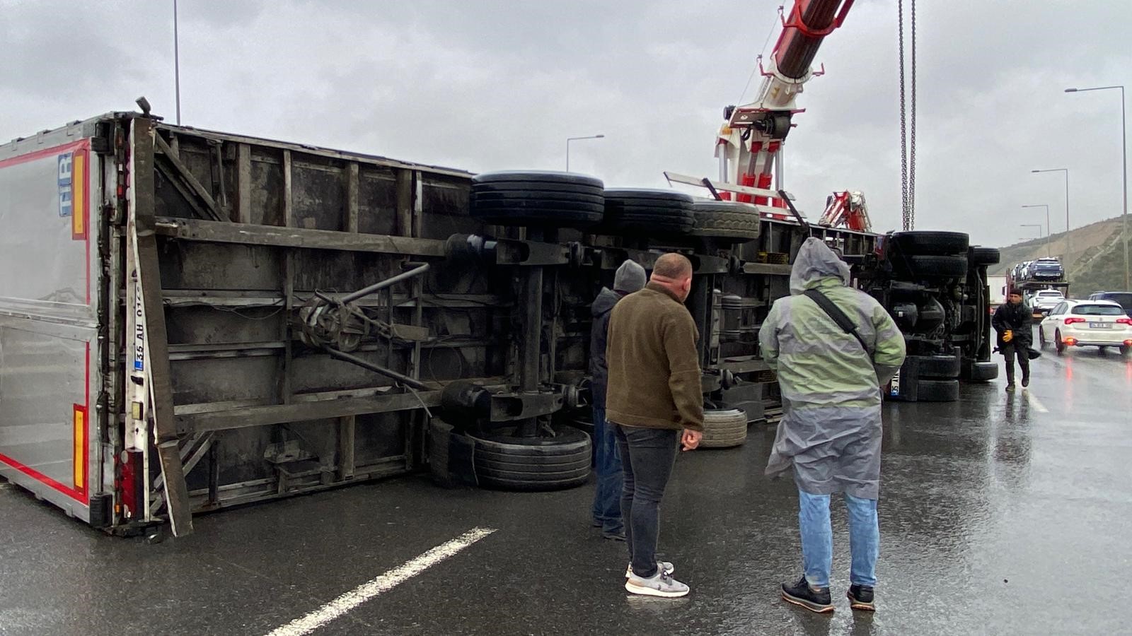 Kuzey Marmara Otoyolu’nda Fırtına İki Tırı Devrirdi 04