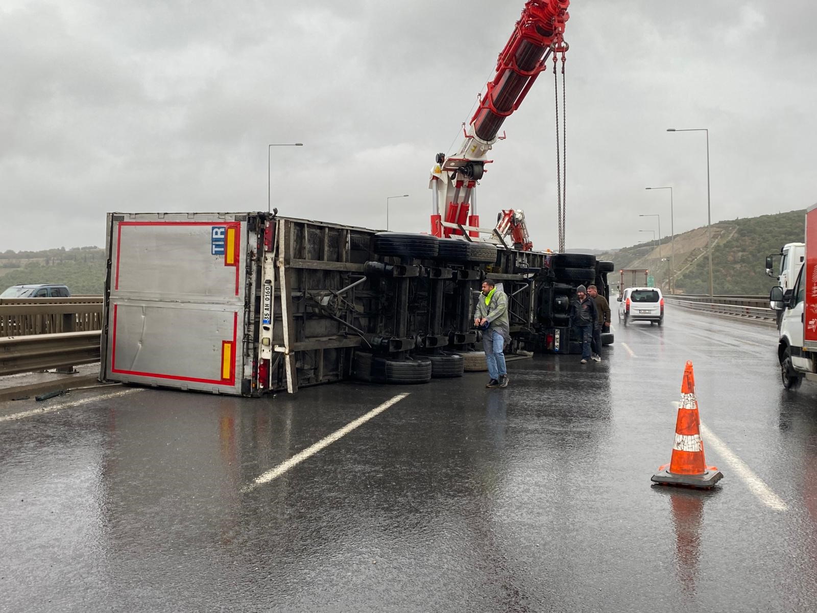 Kuzey Marmara Otoyolu’nda Fırtına İki Tırı Devrirdi 05