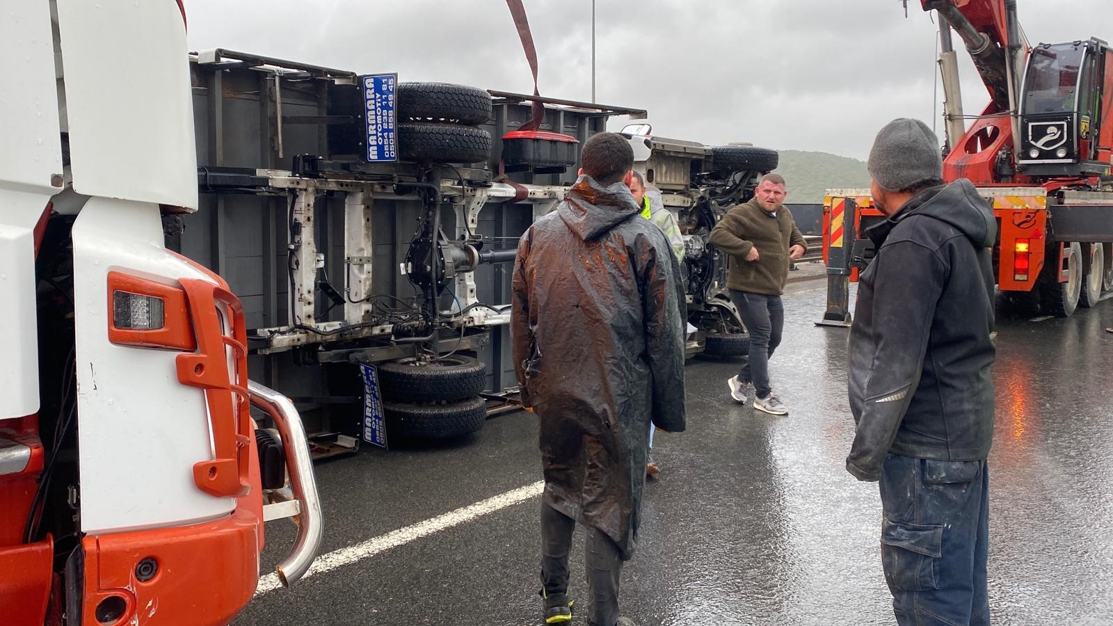 Kuzey Marmara Otoyolu’nda Fırtına İki Tırı Devrirdi 06