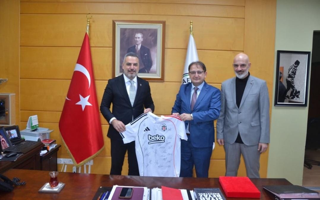 Mhp İstanbul İl Başkan Yardımcısı Ve Beşiktaş Jk Yöneticisi Özkan Arseven, Kocaeli Üniversitesi Hastanesi’ni Ziyaret Ederek Çeşitli Bağışlarda Bulundu (2)