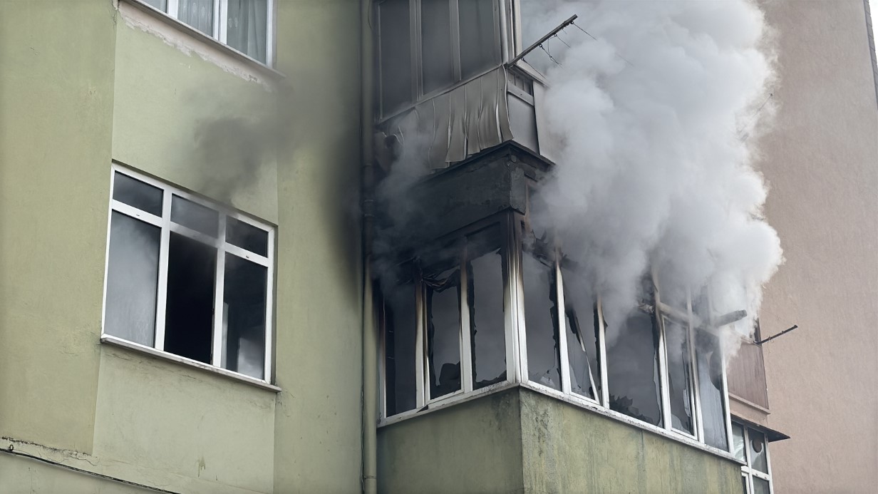 Mutfakta Çıkan Yangın 5 Katlı Apartmanı Sardı 8 Kişi Tahliye Edildi (2)