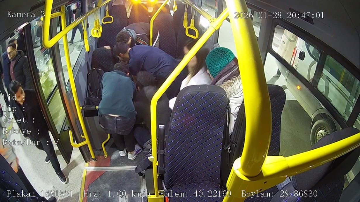 Otobüste Kalp Krizi! Şoför Direksiyonu Hastaneye Kırdı (1)