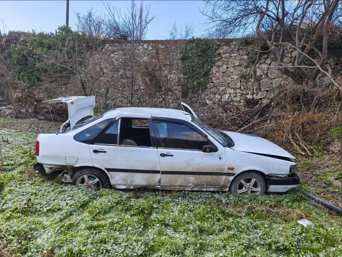 Otomobil Tarlaya Devrildi! 3 Kişi Yaralandı 1